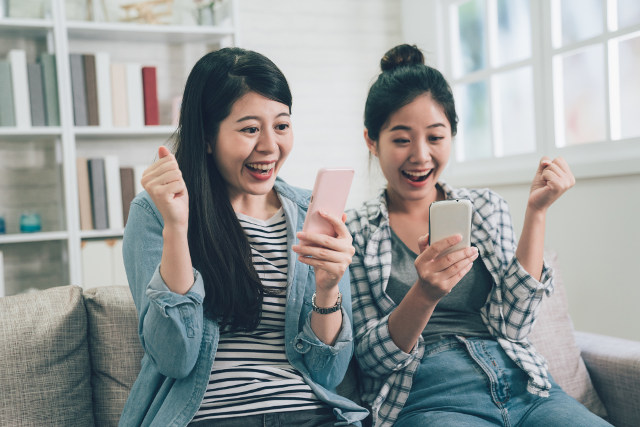 スマホゲームを楽しむ友達同士