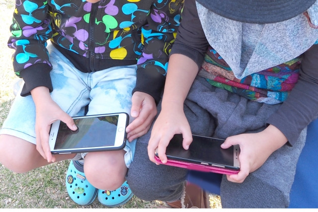 スマホで遊ぶ子供