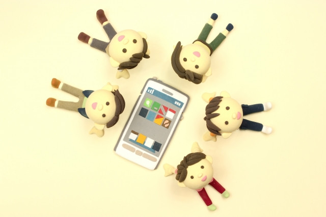 クレイアートのスマホと人々