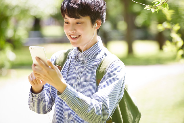 ラインで友達を招待する男性