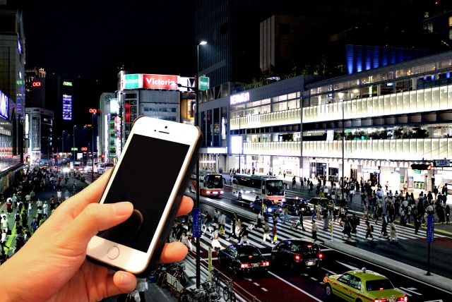夜にスマートフォンを触る人