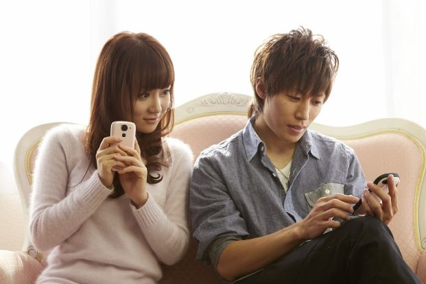 スマホゲームをする男女