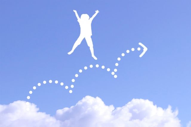 空を背景にジャンプする人