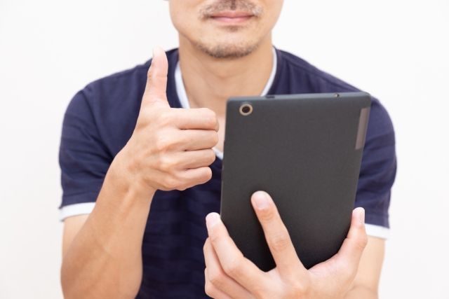 掲示板を見る男性