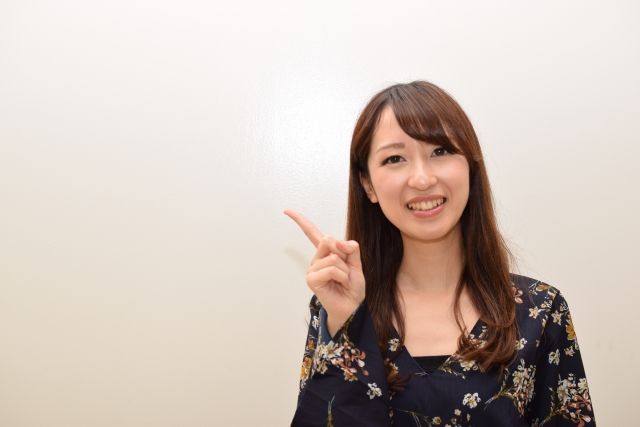 モンスト全国LINEマルチ掲示板について案内する女性